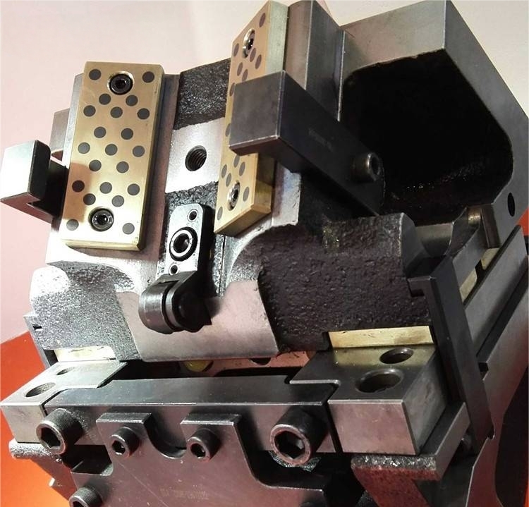 Penggunaan plat gelongsor diri yang berasaskan tembaga dalam tembaga dalam stamping automotif mati